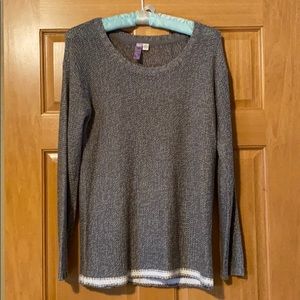 Cute gray sweater with white details